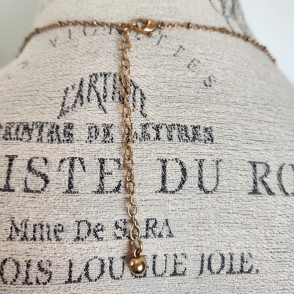 Rhinestone Pearl Bee Necklace - Picture 4 of 9